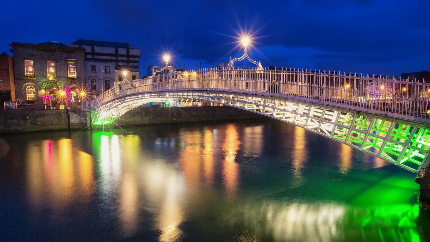 Ireland Dublin, Ha'penny bridge Incentive